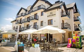 Marina Mielno z widokiem na jezioro